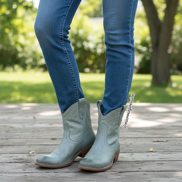 RARE Frye Carson Pull On Blue Leather Southern/Western Low Heel Cowgirl Boots - Picture 2 of 10